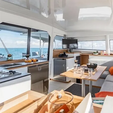 Excursii Pe Catamaran Bådhotel *