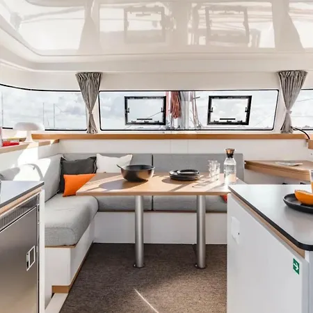 Excursii Pe Catamaran