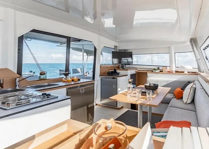 Excursii Pe Catamaran Botel *